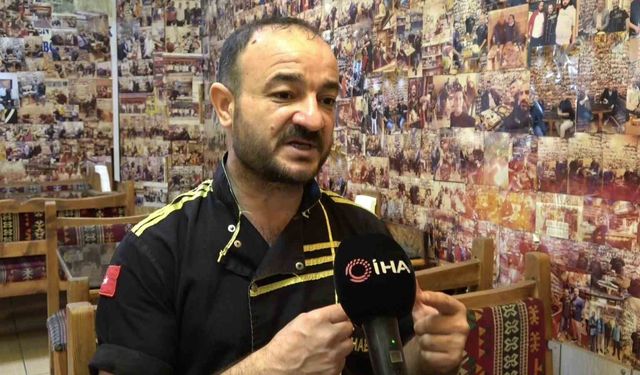 İp üzerine astığı 2 fotoğrafla başlayan hikayeyi müşterisinin sorusuyla sürdüren esnaf, iş yerinde yüzlerce müşterisinin fotoğrafını bulunduruyor