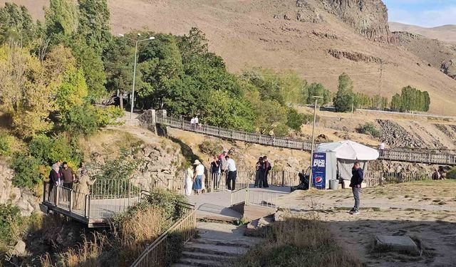 İranlı turistlerden Muradiye Şelalesi'ne büyük ilgi