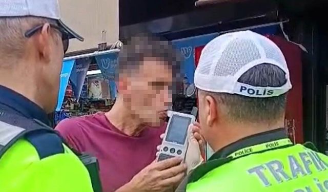 İş yerinin tabela ve tentesine çarptı, alkolmetreyi üflemek yerine içine çekti