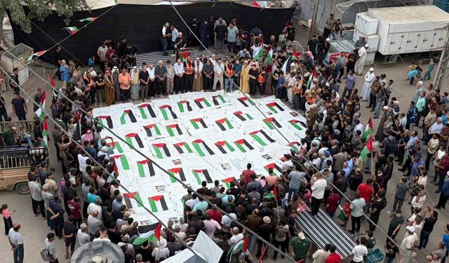 İsrail'in Gazze saldırılarında öldürülen 51 Filistinlinin kalıntıları Nuseyrat Kampı'nda defnedildi