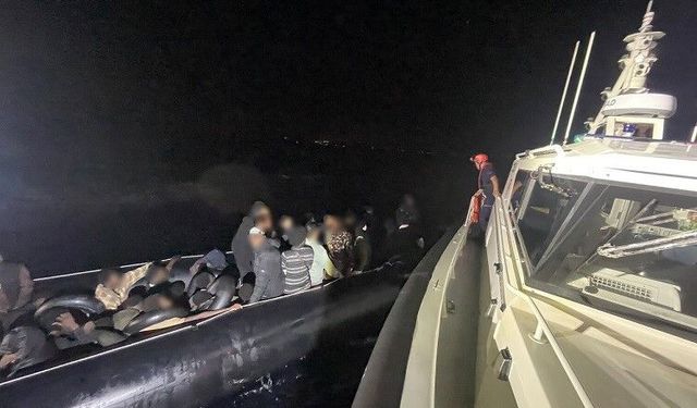 İzmir açıklarında 56 düzensiz göçmen yakalandı