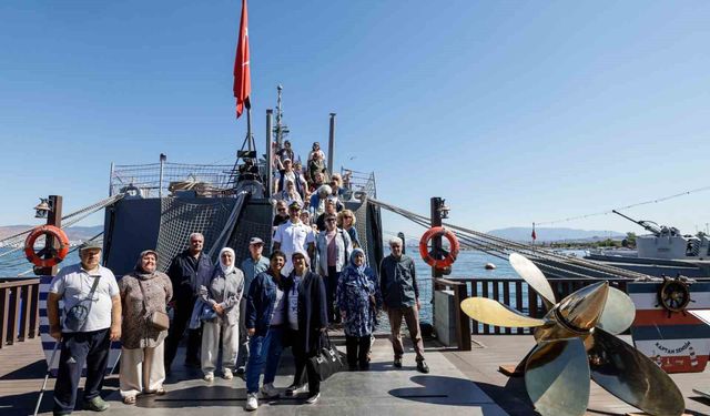 İzmir Büyükşehir'in gezileri emeklilere nefes oluyor