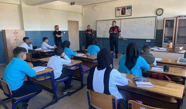 Jandarmadan 3 farklı okulda öğretmen ve öğrencilere yönelik seminer