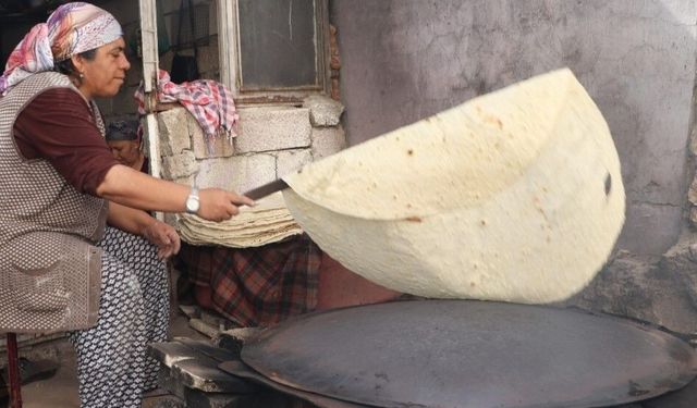 Kahramanmaraş'ta kadınların imece usulü yufka ekmek mesaisi
