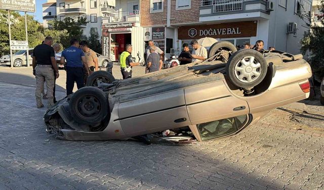 Kamyonet ile çarpışan otomobil ters döndü: 1 yaralı