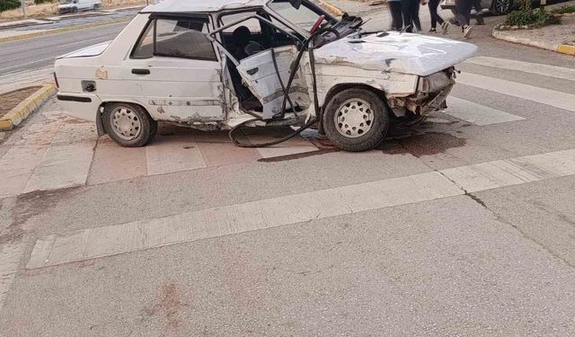 Kamyonetle otomobille çarpıştı: 3 yaralı
