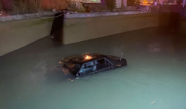 Kanala düşen otomobil, vinçle aracın üzerine inen şahsın halat takmasıyla kurtarıldı