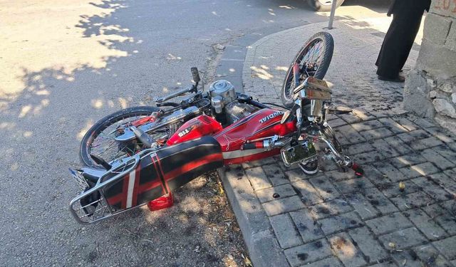 Karaman'da hafif ticari araçla motosiklet çarpıştı: 1 yaralı