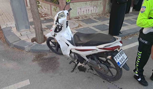 Karaman'da otomobilin kapısına çarpan motosiklet devrildi: 2 yaralı