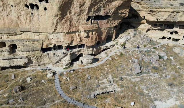 Karaman'ın kaya kütlesine oyulan 5 katlı tarihi mirası ziyaretçi akınına uğruyor