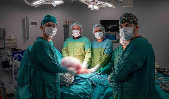 Karın ağrısı ve şişkinlikle başvurdu 15 kilogramlık kitle çıkarıldı