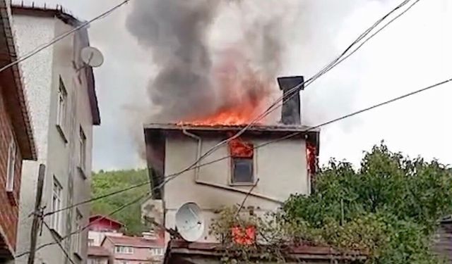 Kastamonu'da iki katlı ev alev alev yandı