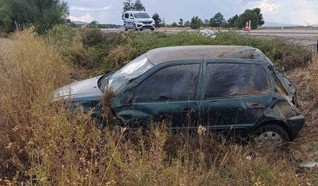 Kaygan yolda kontrolden çıkan otomobil şarampole devrildi: 1 yaralı