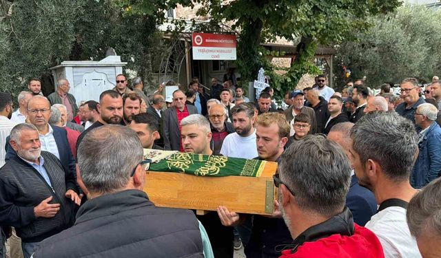 Kazada hayatını kaybeden hamile anne, 3 yaşındaki kızı ve bebeği toprağa verildi