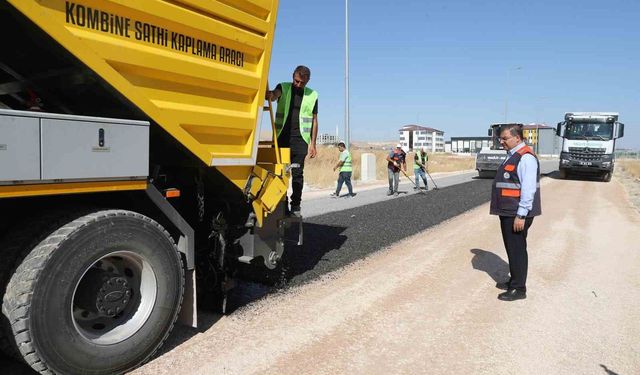 Kendi asfaltını üretip kendi yolunu yapıyor