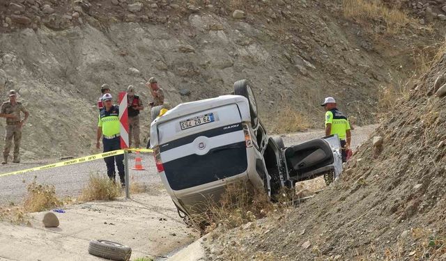 Kilis'te kamyon ile hafif ticari araç çarpıştı: 3 ağır yaralı
