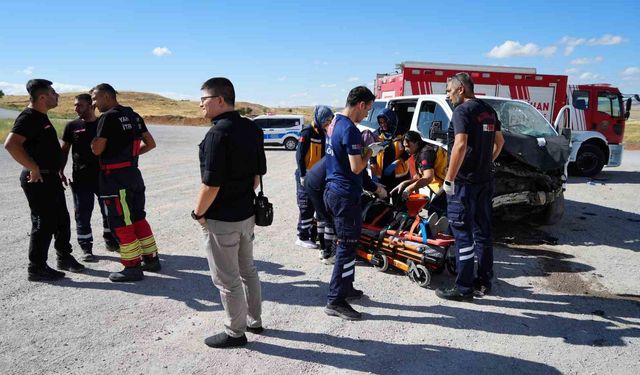 Kırıkkale'de minibüs ile otomobil çarpıştı: 1'i ağır, 6 yaralı