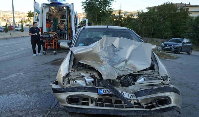 Kırıkkale'de minibüs ile otomobil çarpıştı: 3 yaralı
