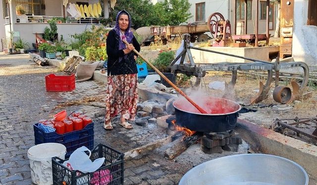 Kışlık salçalar kaynamaya başladı