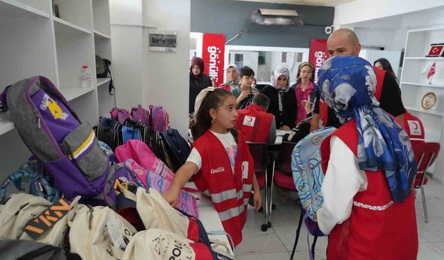 Kızılay Palandöken'den öğrencilere çanta ve kırtasiye desteği