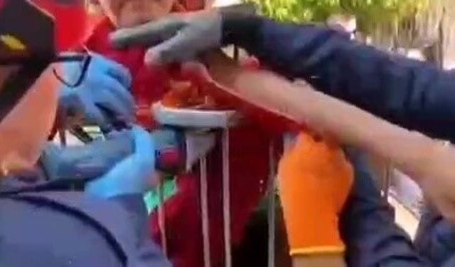 Koluna korkuluk demiri saplanan çocuk hastaneye kaldırıldı