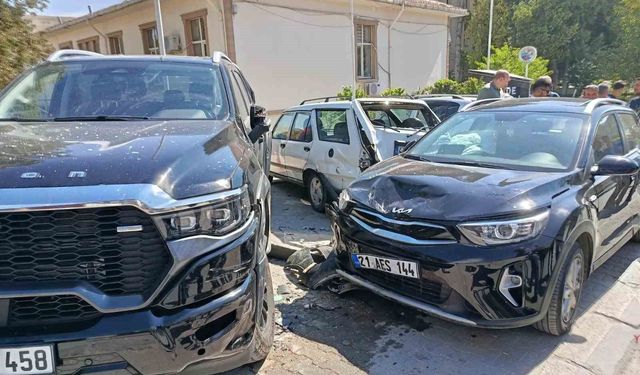 Kontrolden çıkan araç park halindeki 4 araca çarptı