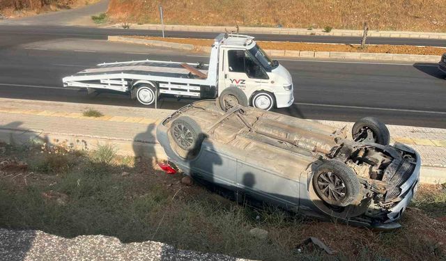 Kontrolden çıkan otomobil kaldırıma uçarak ters döndü: 1 yaralı