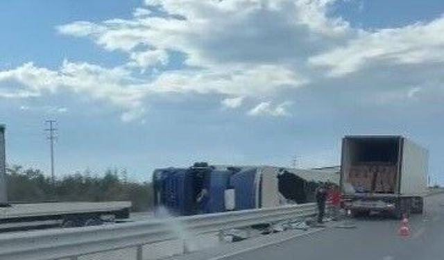 Kontrolden çıkan tır devrildi, yükü yola saçıldı