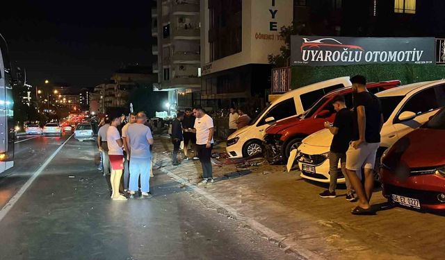 Kontrolden çıkıp savrulan Fiat Tofaş, oto galerideki araçlara çarparak durabildi
