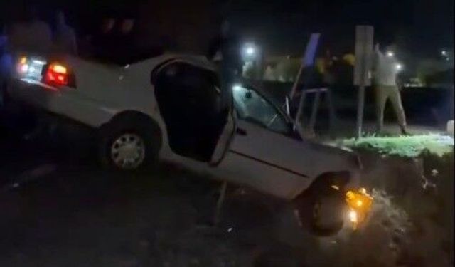 Köpeğe çarpmamak için kaza yaptı: Otomobil köprüde asılı kadı