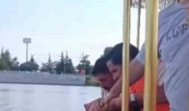 Köprüden nehre düşen adamı, gezi teknesindeki vatandaşlar kurtardı