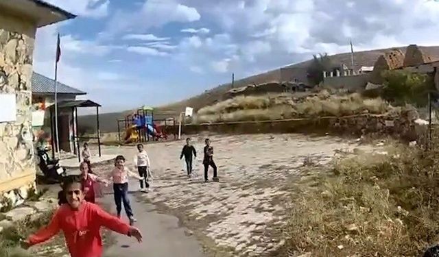 Koşarak geldiler, sımsıkı sarıldılar: Jandarmaya sevgi çemberi