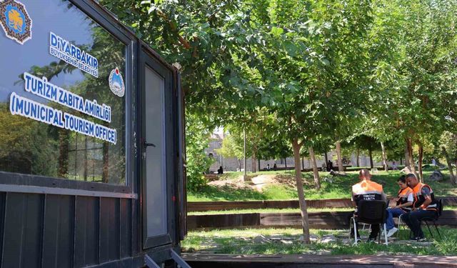 Kruvazör gemilerde aylarca dünyayı gezmeyi bırakıp bildiği dillerde Diyarbakır'ı anlatmaya başladı