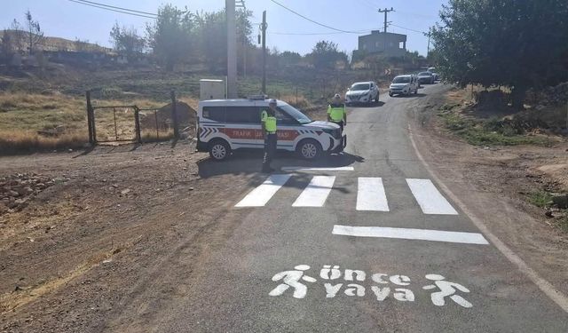 Kurtalan'da okul önlerinde yaya geçidi çalışması