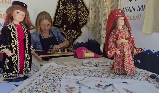 Kütahya'nın geleneksel kadın kıyafetleri sandıklardan çıkarılarak geleceğe taşınıyor