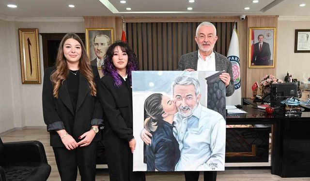 Lise öğrencisi Gözde'den Başkan Başdeğirmen'i duygulandıran tablo
