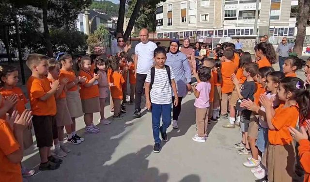 Lösemiyi yenen Talha, iki yıl sonra okulu ve arkadaşlarıyla buluştu