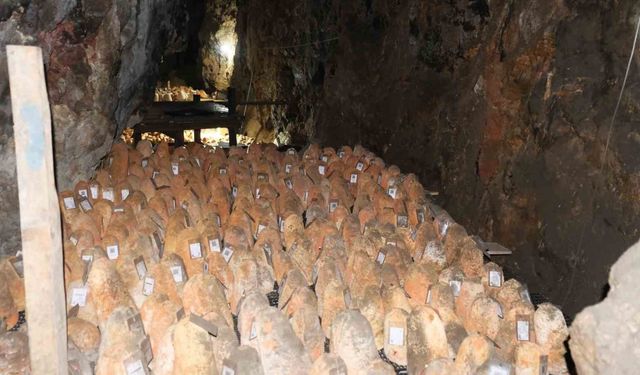 Mağaraya beyaz giriyor, kırmızı çıkıyor: 'Divle Obruk Peyniri' sofralara hazırlanıyor