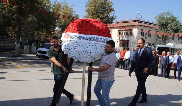Malatya'da Ahilik Haftası için Atatürk Anıtı'na çelenk sunuldu