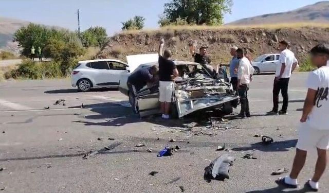 Malatya'da iki araç kafa kafaya çarpıştı: 2 yaralı
