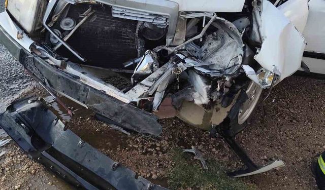 Mardin'de otomobil ile hafif ticari araç çarpıştı: 1 yaralı