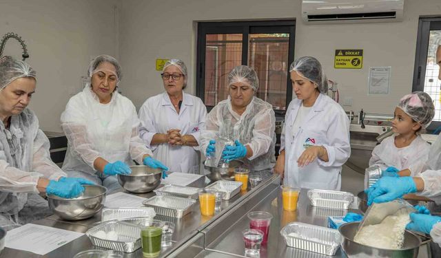 Mersin'de doğal özlerle 3 renkli erişte yaptılar