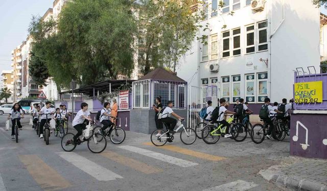 Mersin'de öğrenciler okula pedal çevirerek gitti