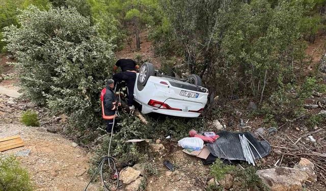 Mersin'de seyir halindeki otomobil devrildi: 1 ağır yaralı