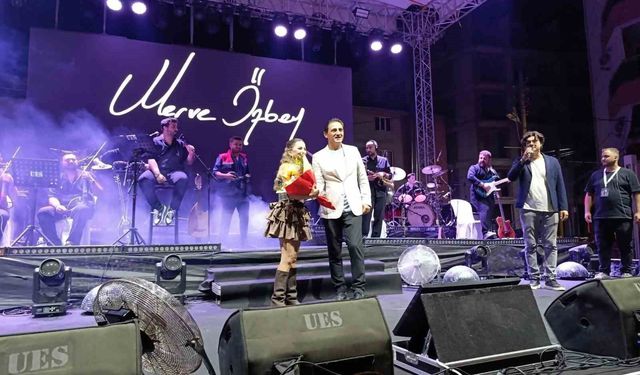 Merve Özbey, Selendi'yi şarkılarıyla coşturdu