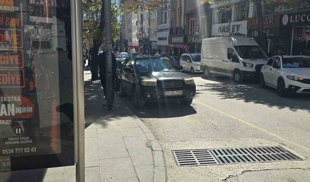Minibüs durağına park eden duyarsız sürücü tepkilere neden oldu