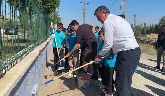 Minik eller ve yöneticiler kolları sıvadı, okulda tadilat yapıldı