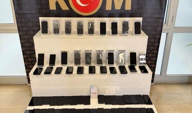 Muş'ta kaçakçılık operasyonu: 98 adet cep telefonu, 11 adet tablet ve 20 kilo nargile tütünü ele geçirildi