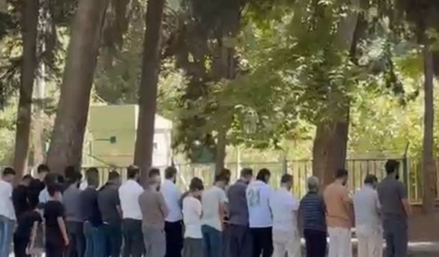 Nusaybin'de piknik yapan vatandaşlar namaz için birlikte saf tuttu