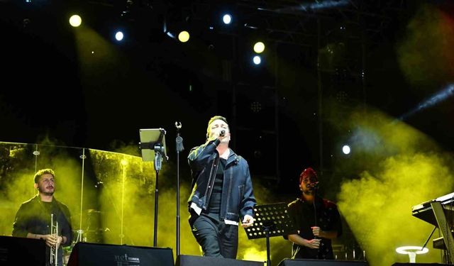 Oğuzhan Koç, Edirne konserinde sahne önünde sigara içen kişiye tepki gösterdi